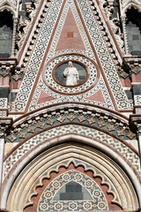 Detailansicht von der Fassade des Doms zu Florenz (Italien)