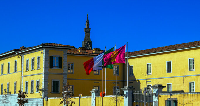 Fahnen an der Lungarno della Zecca Vecchia in Florenz