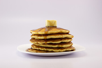 panqueques con miel de maple y mantequilla 