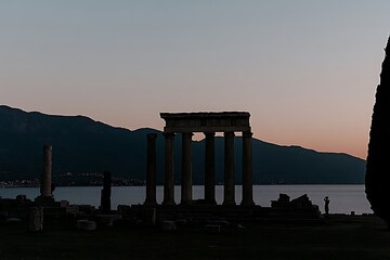 Fototapeta premium Ancient Temple Ruins at Sunset by the Lake