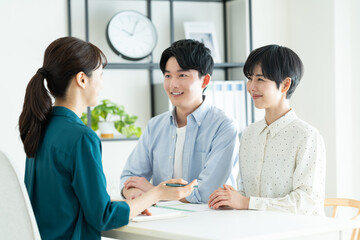 Obraz premium プランナーに相談する若い夫婦