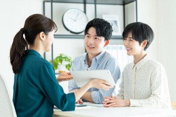 プランナーに相談する若い夫婦