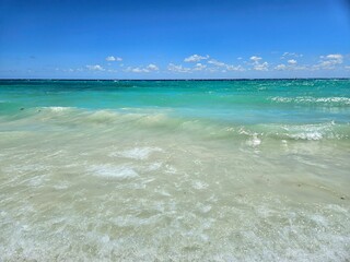 Caribbean sea wave. Tropical beach close-up © reesee_tereesee