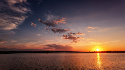 Obraz premium Serene sunset sky reflecting on calm river waters