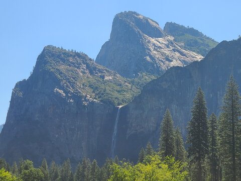 A view of the famous Bridal Veil waterfall from Valley View at the end of Yosemite Valley