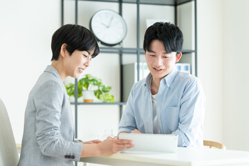 プランナーに相談する若い男性