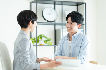 プランナーに相談する若い男性