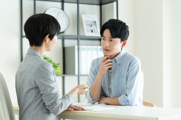 プランナーに相談する若い男性