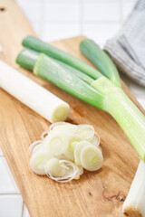 まな板の上に置かれた小口切りの長ネギ