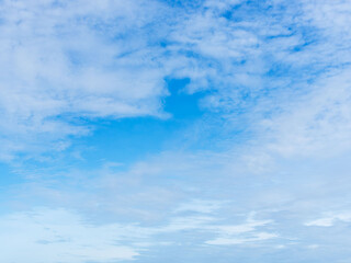 春の午後　青空と白い雲01