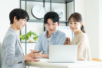 プランナーに相談する若い夫婦