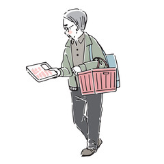 レジカゴを持って買い物をする高齢男性
