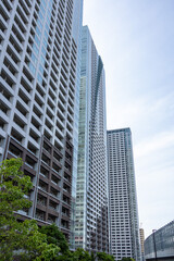 Obraz premium 青空にそびえ立つ都会の高層マンション群