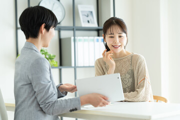 プランナーに相談する若い女性
