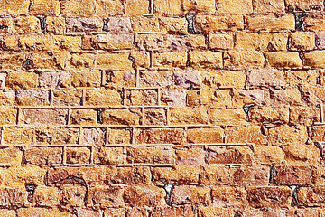 Muro di mattoni rossi.