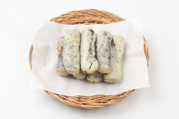  Kimmali is a dish made by wrapping vegetables or noodles in seaweed, coating them in batter, and deep-frying them.