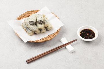 Kimmali is a dish made by wrapping vegetables or noodles in seaweed, coating them in batter, and deep-frying them.