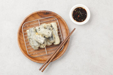  Kimmali is a dish made by wrapping vegetables or noodles in seaweed, coating them in batter, and deep-frying them.