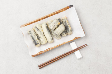  Kimmali is a dish made by wrapping vegetables or noodles in seaweed, coating them in batter, and deep-frying them.