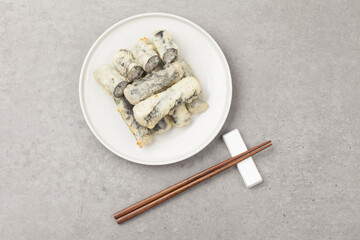  Kimmali is a dish made by wrapping vegetables or noodles in seaweed, coating them in batter, and deep-frying them.