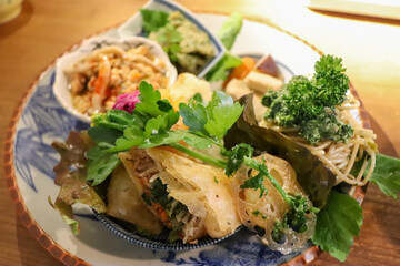 ヘルシーなレストランの栄養豊富な春巻きのランチ