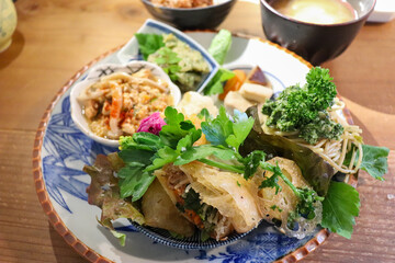 ヘルシーなレストランの栄養豊富な春巻きのランチ