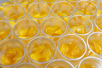 グラスに入ったトロピカルフルーツのゼリー、パティシエのキッチン