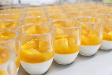 グラスに入ったマンゴーのパフェ、パティシエのキッチン