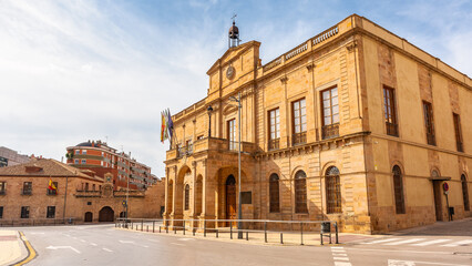 Obraz premium Plaza del Ayuntamiento in the Andalusian town of Linares on a sunny day.