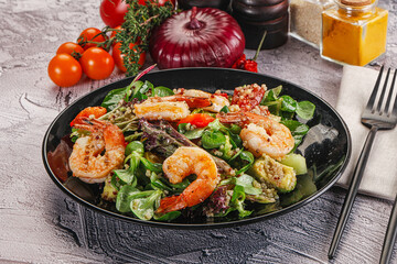 Salad with prawn and quinoa