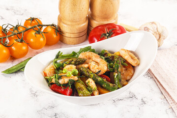Gourmet salad with prawn and asparagus