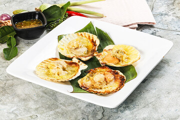 Griiled scallops in shell with cheese