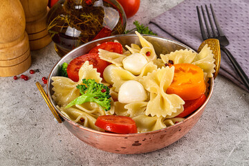 Pasta farfalle with mozzarella and tomato