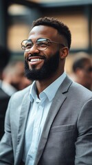 Obraz premium Confident Young Man Wearing Glasses Smiling Outdoors in Daylight