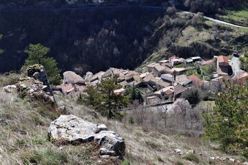 Roccamandolfi - Tetti del borgo dal sentiero di accesso al castello