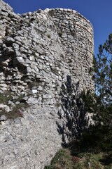 Roccamandolfi - Torre circolare del castello dall'entrata