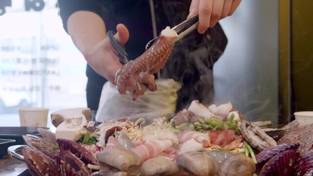 한국 어촌 맛있음 음식 삶은 문어 조개 새우 전복을 넣은 매운 철판 요리
