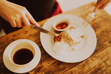 朝、カフェで食べる朝食とコーヒー