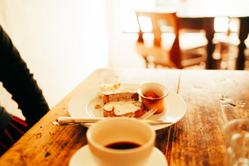 朝、カフェで食べる朝食とコーヒー