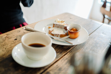 朝、カフェで食べる朝食とコーヒー