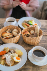朝、カフェで食べる朝食とコーヒー