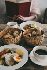 朝、カフェで食べる朝食とコーヒー