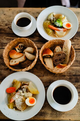 朝、カフェで食べる朝食とコーヒー