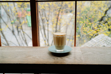 カフェで飲む朝のコーヒー