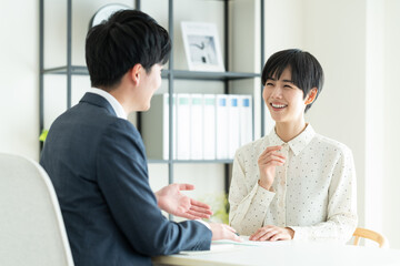 プランナーに相談する若い女性