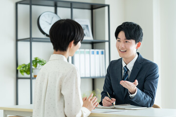プランナーに相談する若い女性