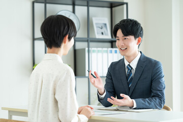 プランナーに相談する若い女性