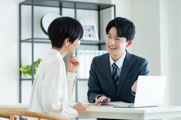 若い女性に提案するビジネスマン