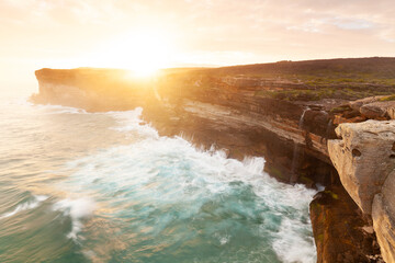 Curracurrong Wasserfall , Königlicher Nationalpark in NSW bei Sydney Australien. Felsküste im Osten Australiens mit einem roten dramatischen Sonnenuntergang.