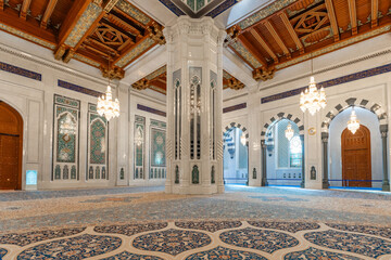Prächtiges Interieur der Sultan-Qabus-Moschee in Maskat, Oman